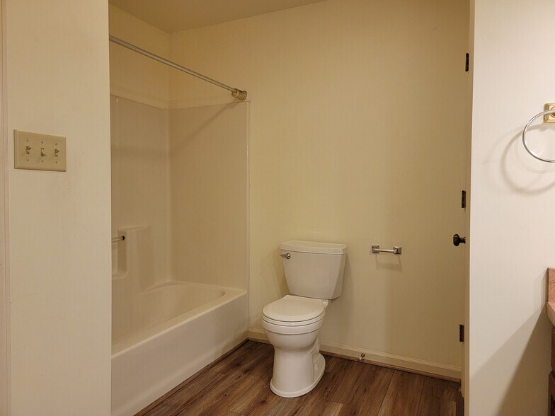 Building Photo - 40 Spring Hill Ln