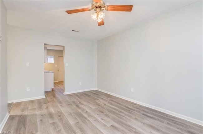 Building Photo - 1447 W 40th St