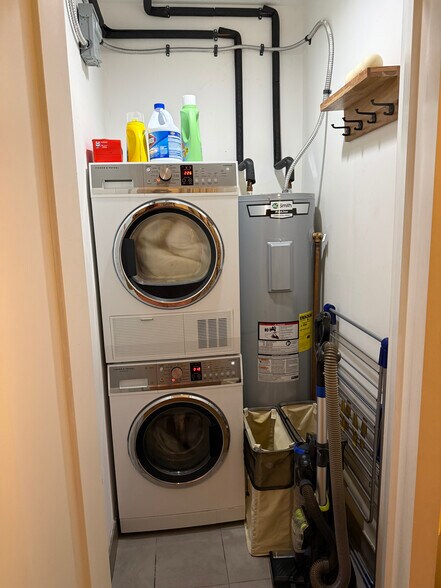 Building Photo - 44 Box St