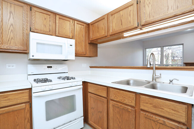 Building Photo - 724 Shady Oaks Ct