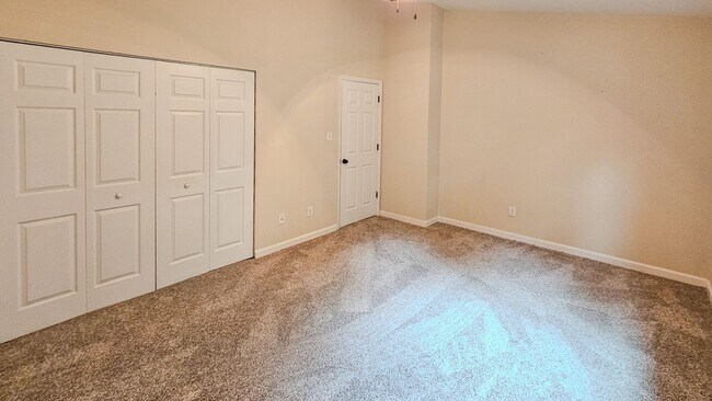 Building Photo - West Knoxville 37923 - 2 bedroom, 1.5 bath condo with hardwood floors - Contact Ryan Fogarty (865...