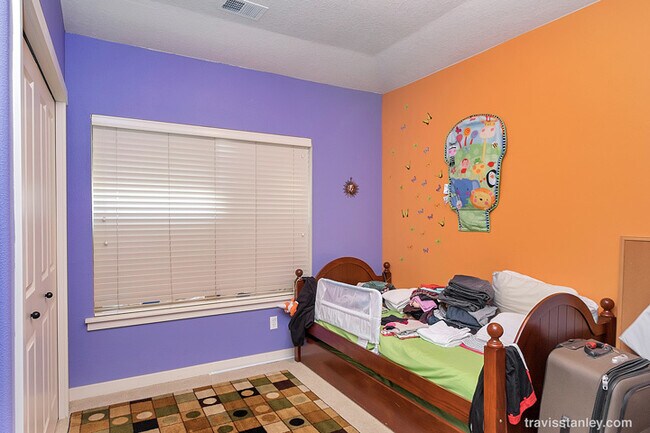Building Photo - Spectacular 3BD Condo | Near Intel | Walk to MAX Station | Free High-Speed Internet | Water/Sewer...