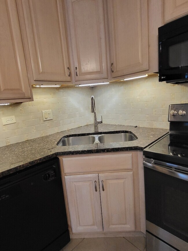 Building Photo - 7510 Farmingdale Dr