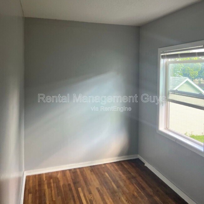 Building Photo - 2110 Fremont Ave N