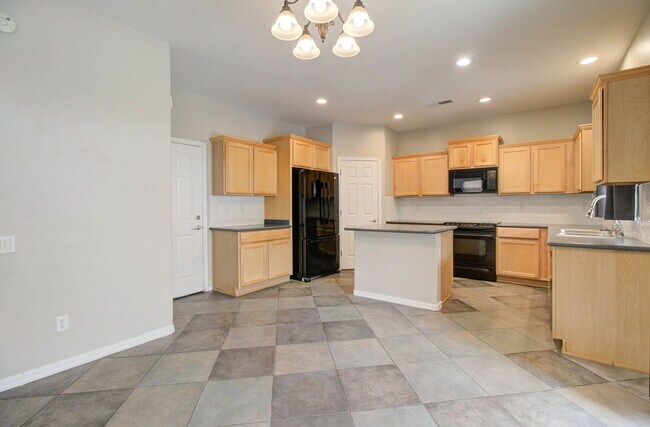 Building Photo - 2143 W Marconi Ave