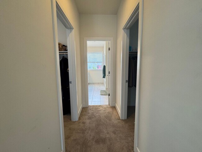 Building Photo - Stylish And Spacious 4 Bed 3.5 Bath Home I...