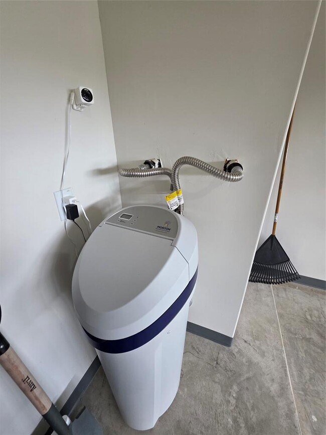 Building Photo - 2041 Rosin Jaw Walk