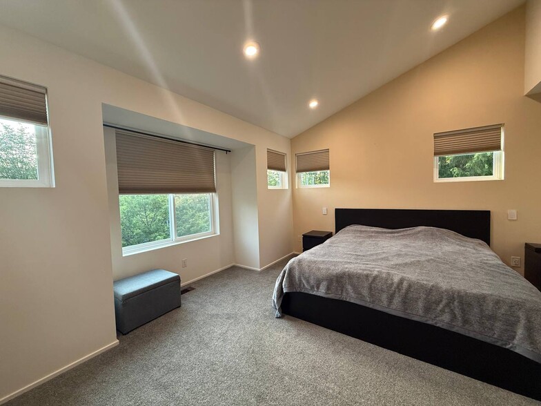 2nd floor huge master bedroom - 10526 111th Ave NE