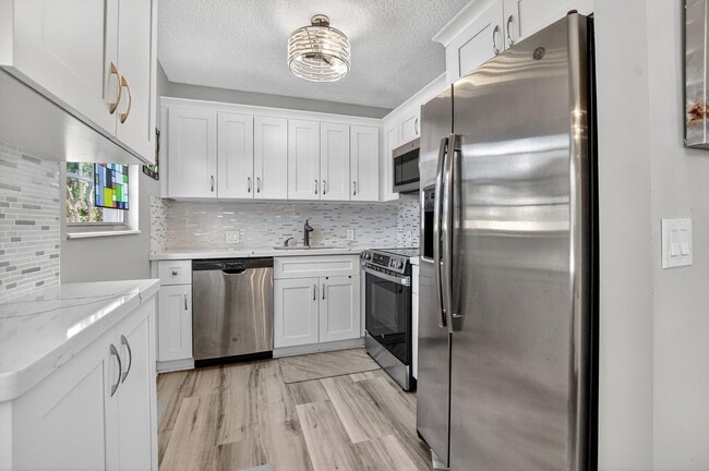 Building Photo - 585 Mansfield M