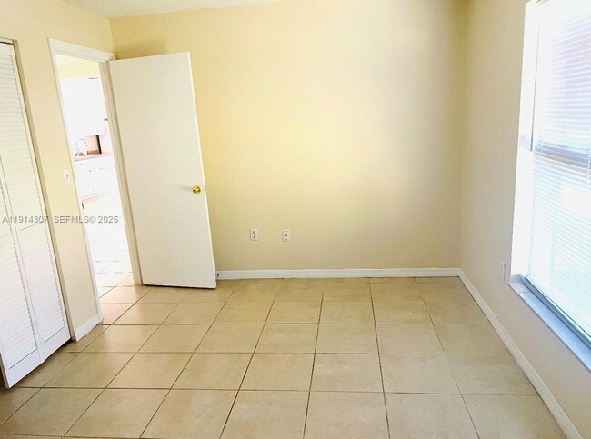 Building Photo - 807 Mountbatten Ln