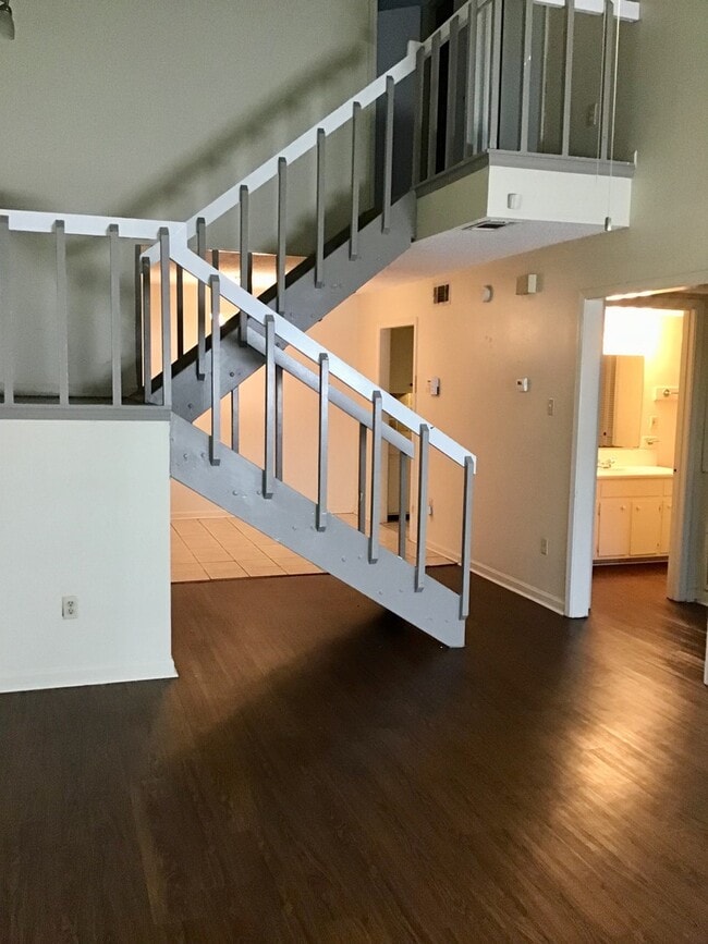 Building Photo - Beautiful 3 Bedroom Apartment. Great place...