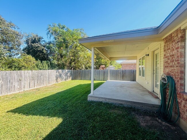 Building Photo - Beautiful Robinson ISD Home