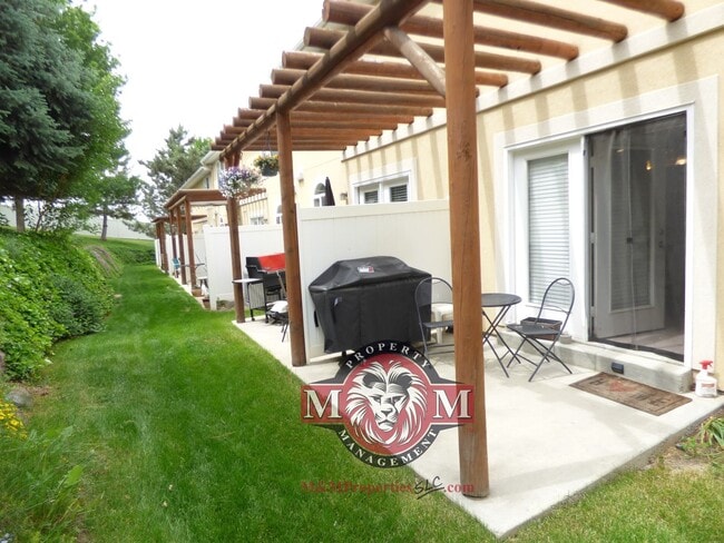 Building Photo - Great 2 Bd 2.5 Bath Townhome in Sandy