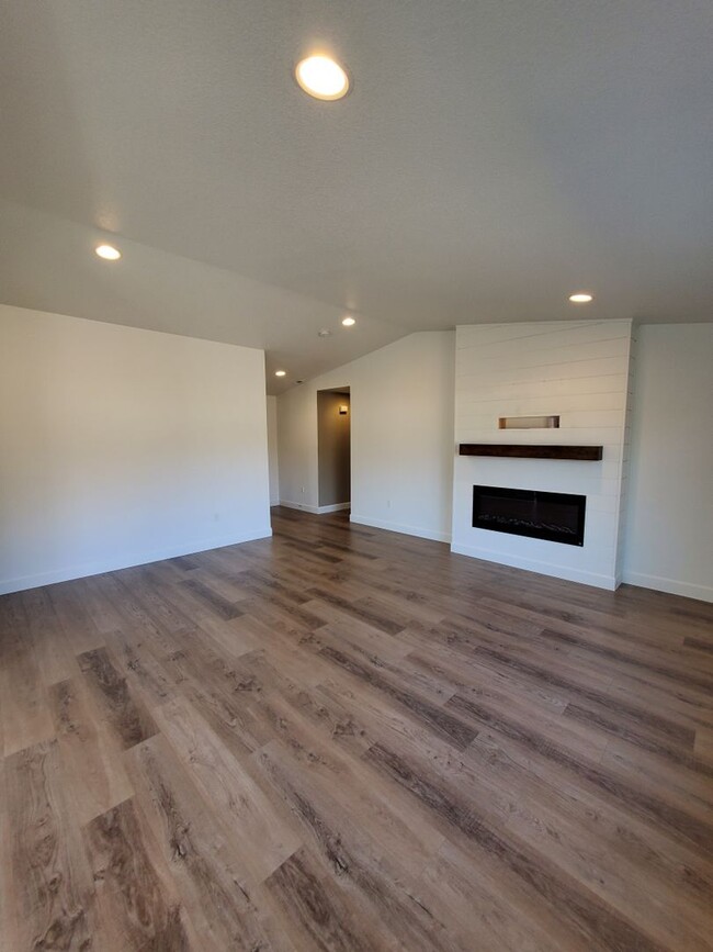 Building Photo - Pet Friendly Single Level 4 bedroom 2 Bath...