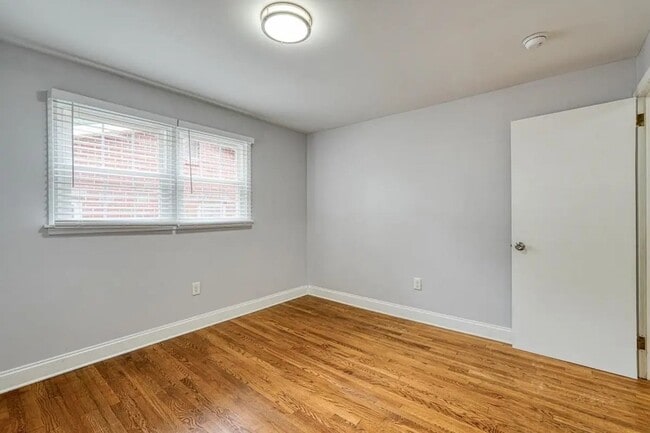 Building Photo - 215 Collins Ave