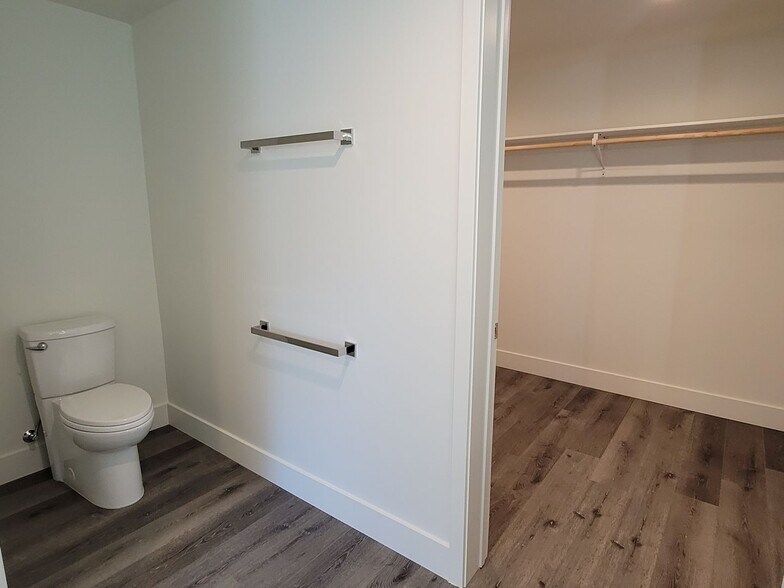 Building Photo - 862 Moraga Dr