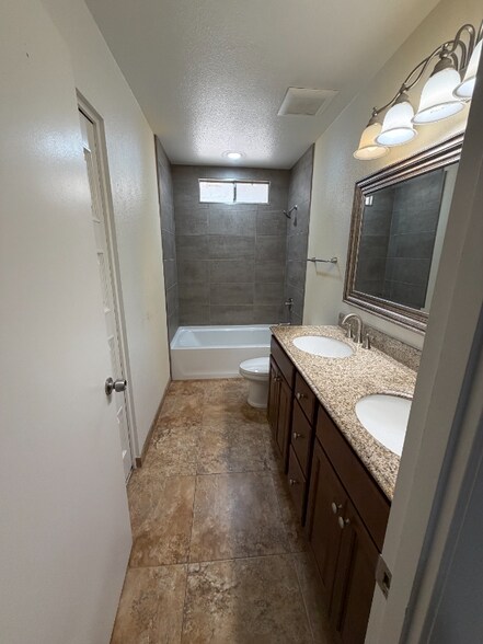 Building Photo - 1161 E Diamond Dr