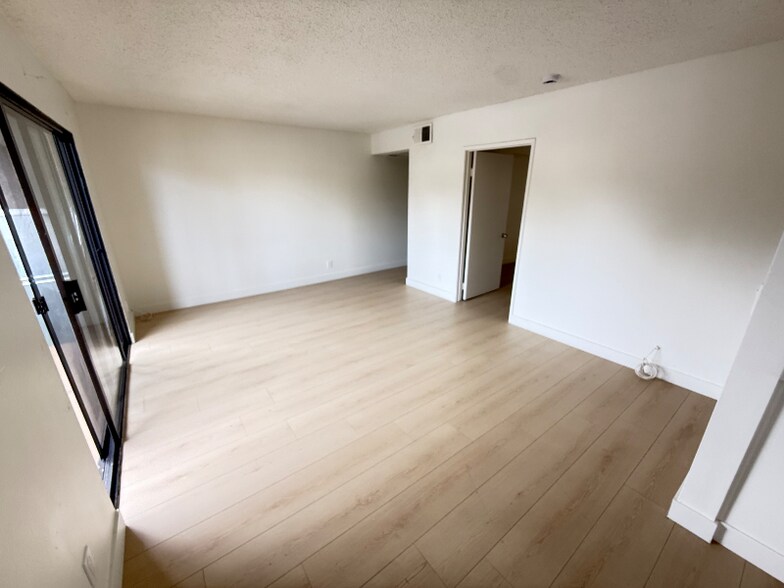 Building Photo - 15020 Burbank Blvd