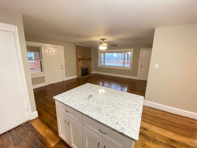 Building Photo - Freshly renovated 4 bedroom 2 bathroom hou...
