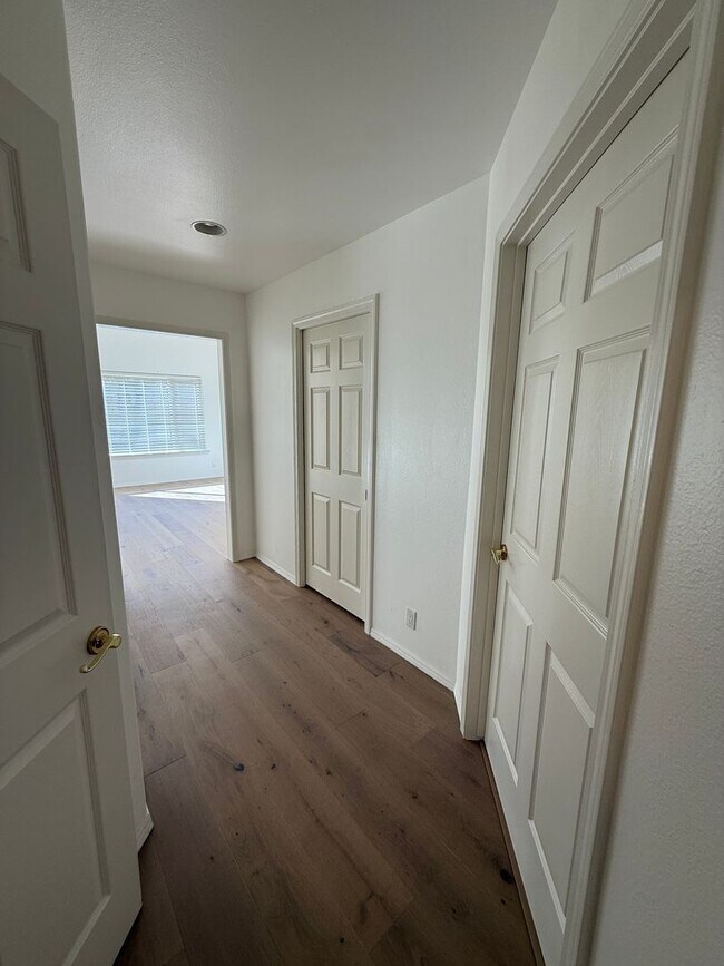 Building Photo - 2441 Iron Ridge Ct