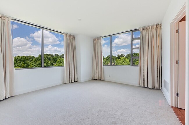 Building Photo - 700 Park Regency Pl NE