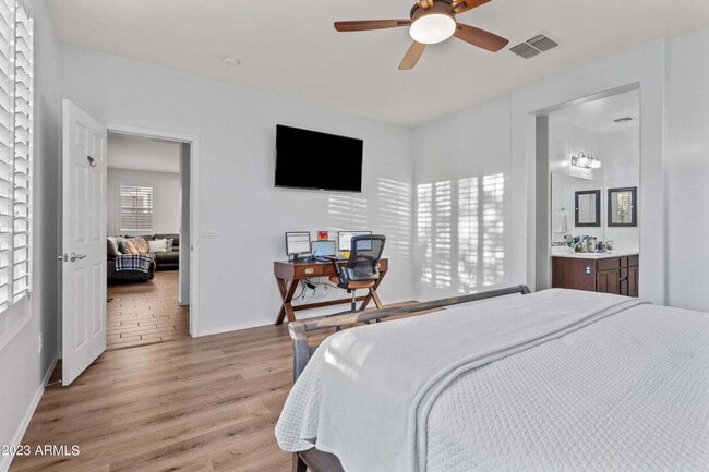 Building Photo - Las Brisas Beauty