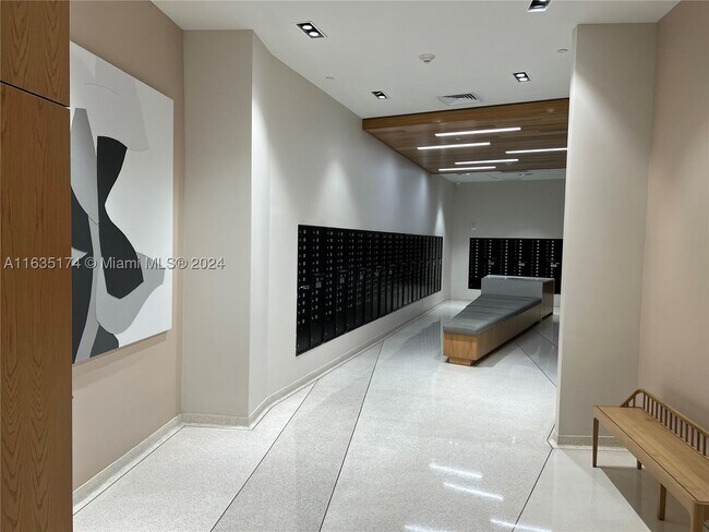 Building Photo - 1500 Bay Dr E