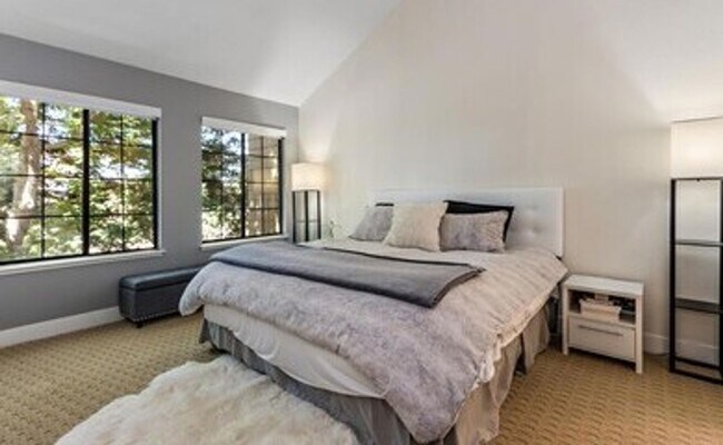 Building Photo - Gorgeous Two-Bedroom Condo with Golf Course Views in San Ramon!