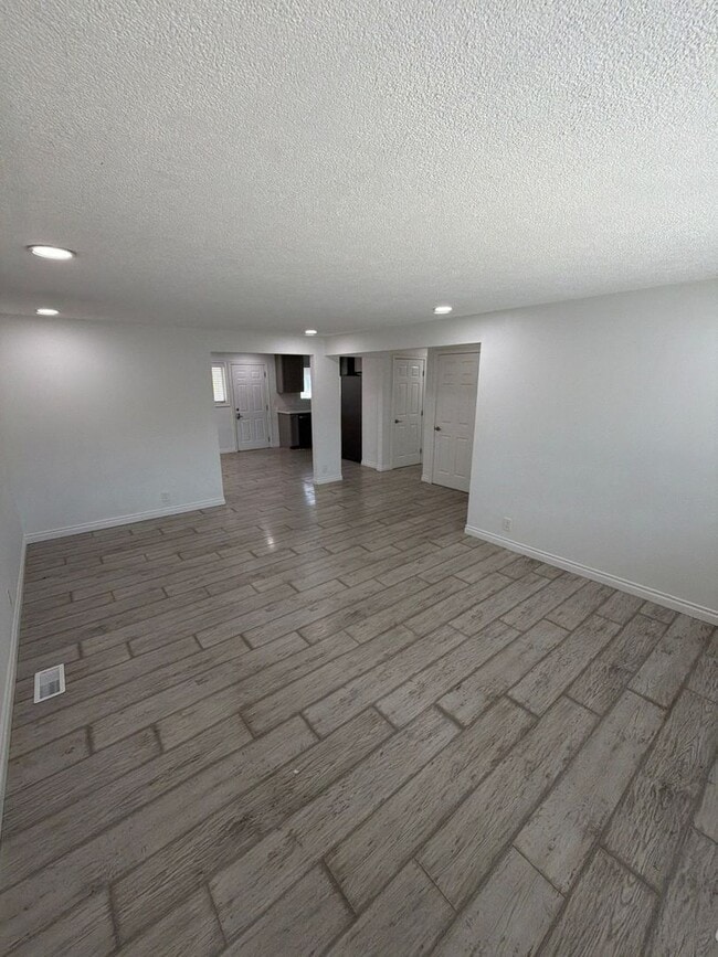 Building Photo - 1085 Saville Ave