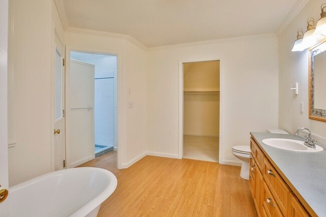 Building Photo - Gorgeous Coupeville Home is Ready for a New Tenant!!!