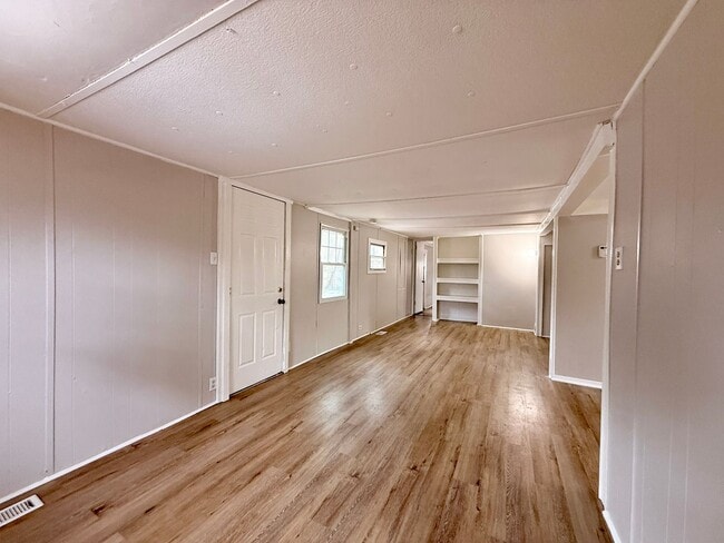 Building Photo - Updated 3 Bedroom House FOR RENT in Laurel Lakes $1550