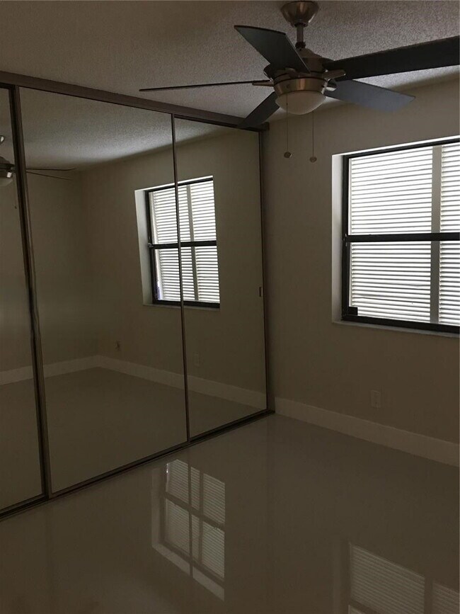 Building Photo - 10951 N Lakeview Dr