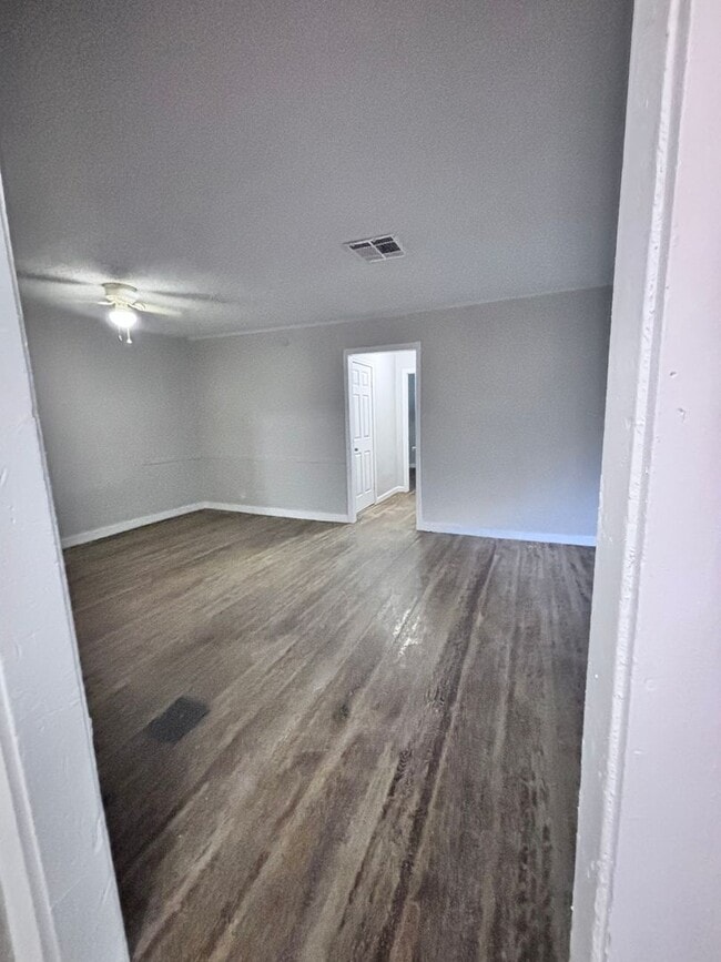 Building Photo - For Rent: Freshly Remodeled 3-Bed, 2-Bath ...