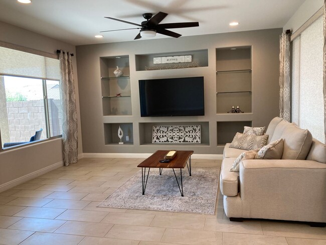 Building Photo - Dove Mountain Del Webb Beauty!