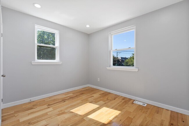 Building Photo - Wow! South Philly Modern 3 Bed 2 Bath Home! Yard! Central Air! W/D! H/W Floors! Gorgeous!