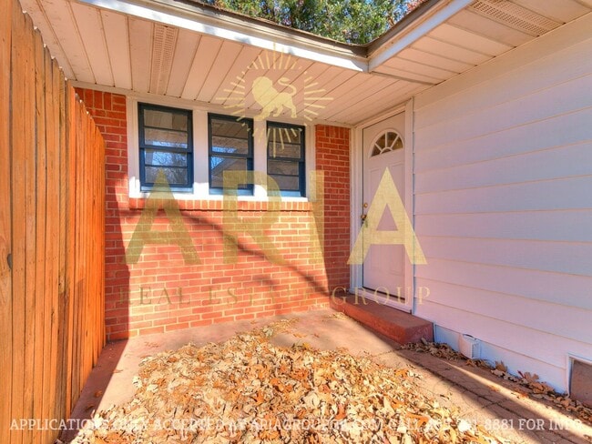 Building Photo - COMING SOON! 2 Bed/2 Bath Duplex Super Clo...