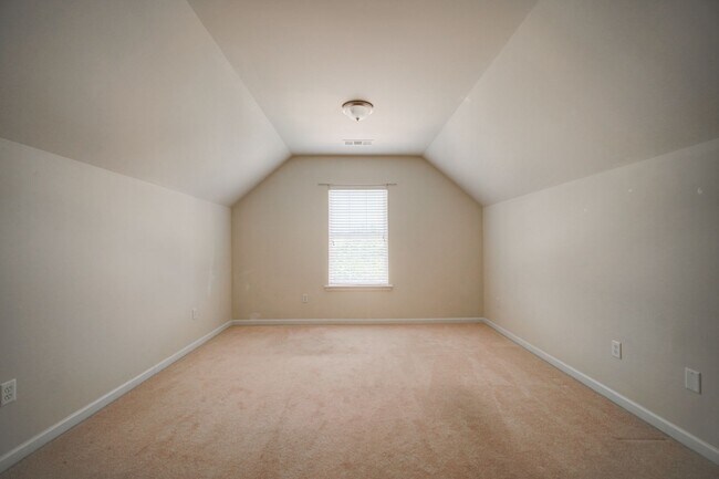 Building Photo - 4 BR/2 BA, 1 Car Garage, Charming Home in ...