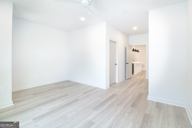 Building Photo - 240 Martha Dr