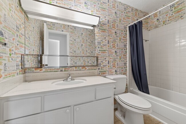 Building Photo - 8462 Leawood Blvd