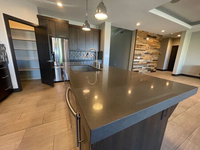 Building Photo - Beautiful Bridal Gate Estates - FIVE CAR GARAGE!!