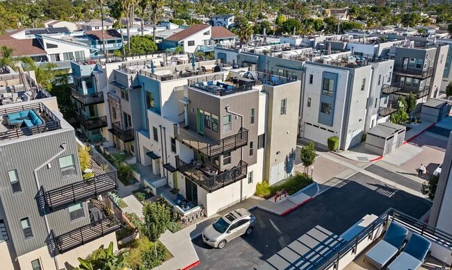 Building Photo - 1562- Vista del Mar Way