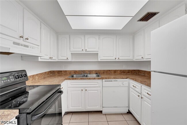 Building Photo - 1830 Maravilla Ave