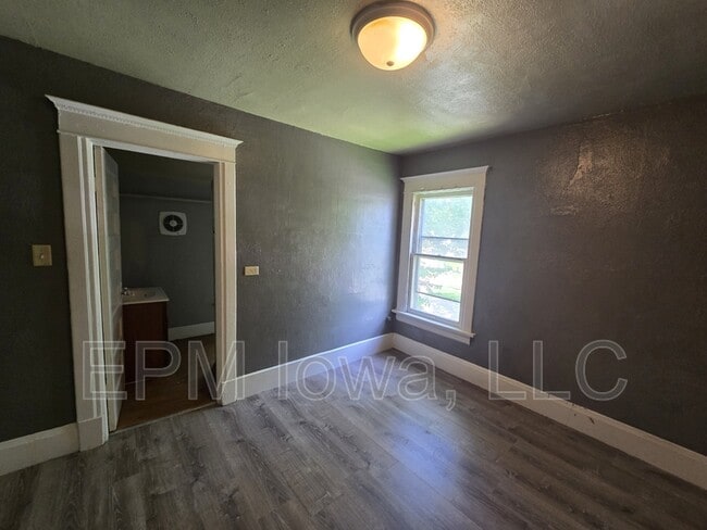 Building Photo - 402 Sunnyside Ave