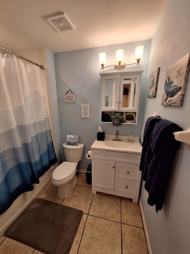 Building Photo - Beautifully upgraded Ground Floor condo with lake view