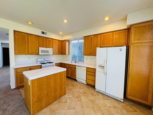 Building Photo - THE BEST OF BOTH WORLDS – FRESH & READY!