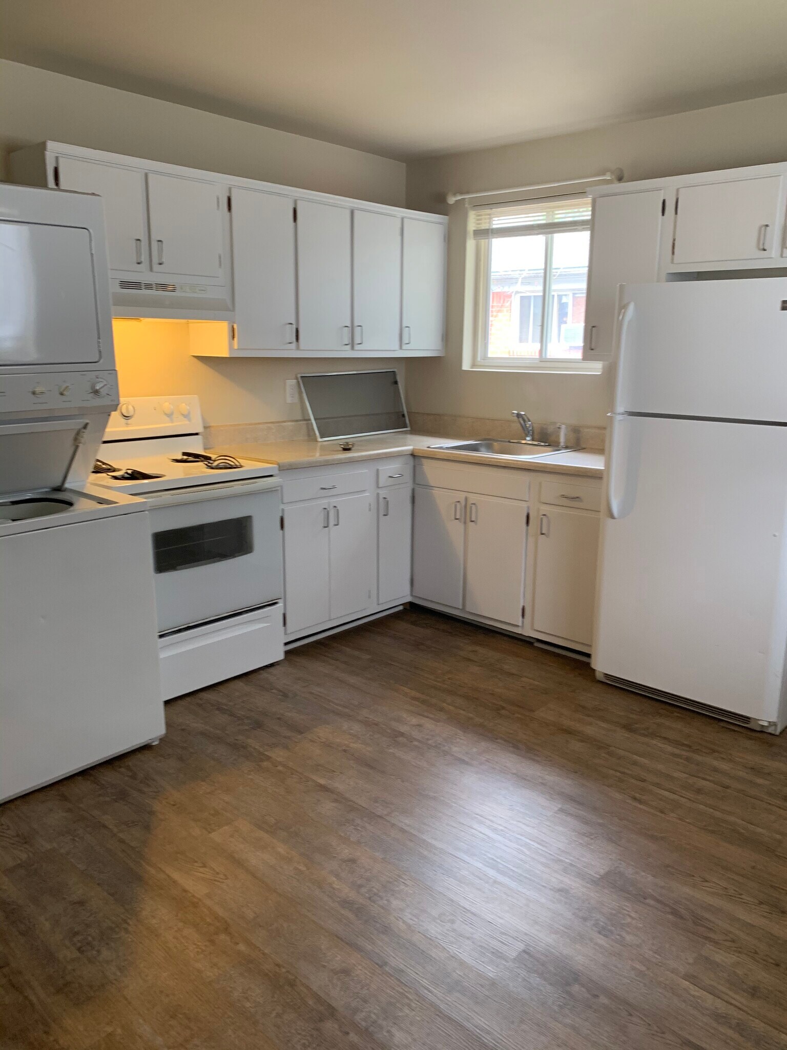 Building Photo - 9409 Atwood Ave