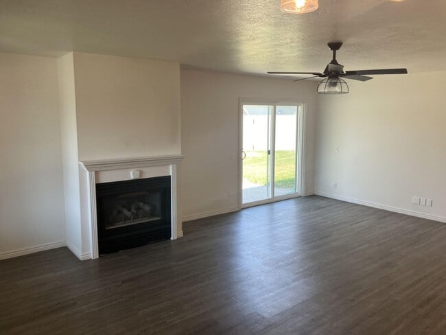 Building Photo - 3 Bed 2 Bath Single Level Patio Home