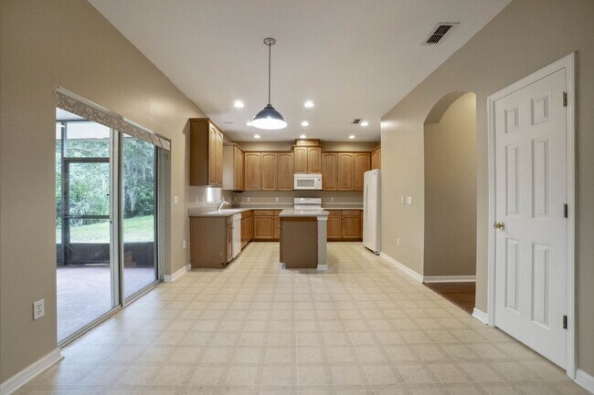 Building Photo - Spacious 4/3 House With 3-Car Garage In Th...