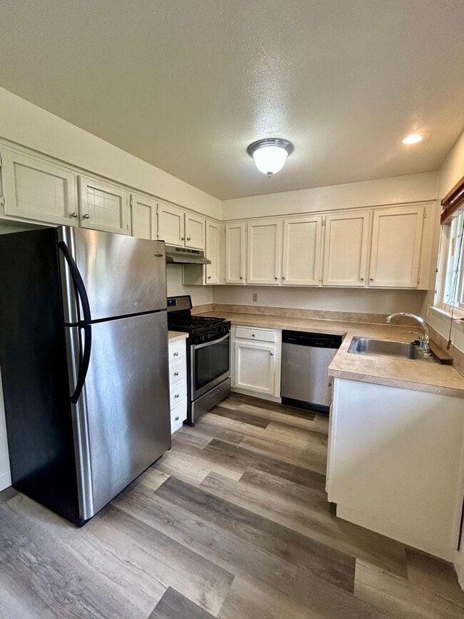 Building Photo - 2 Bedroom Condo For Rent - 3 Month Lease
