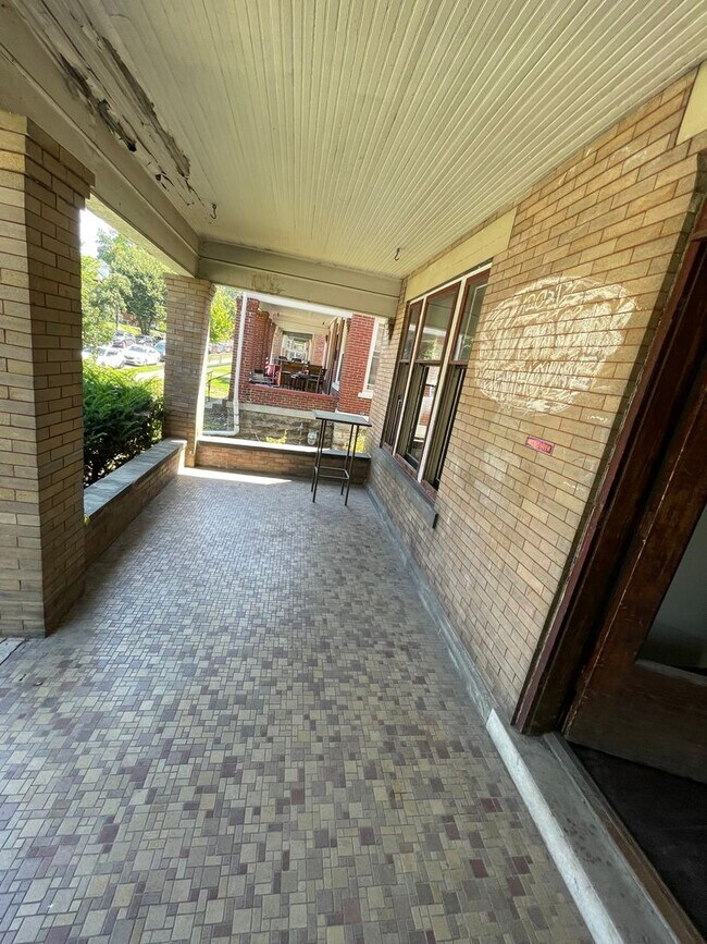 Building Photo - Large Brick 7 bedroom home.